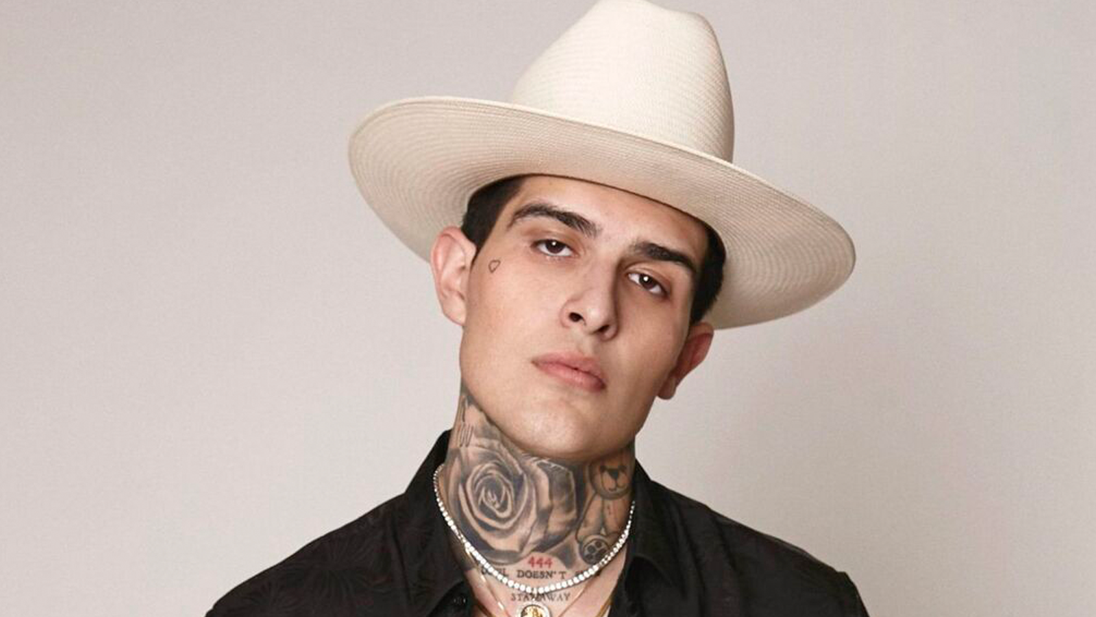 Adriel Favela prueba suerte en los corridos Radio Crystal